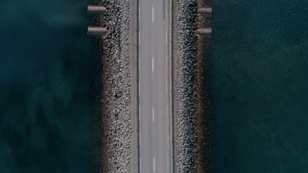 Vista della strada o del ponte rettilineo in Islanda — Video Stock