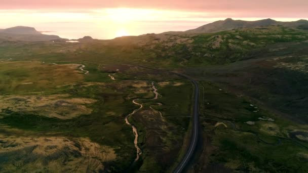 Pôr do sol estrada de montanha na majestosa paisagem da Islândia — Vídeo de Stock