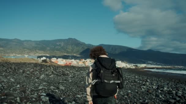 Jonge nomad reiziger op epische bergtocht strand — Stockvideo