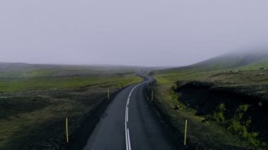 Epik dağ yolundan günbatımı üzerinde hava atış
