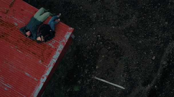 浪漫的情侣躺在屋顶手表天空 — 图库视频影像