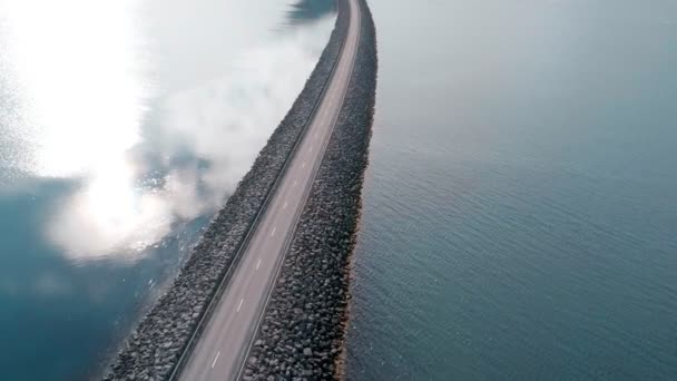 Puente infinito aislado o carretera en la superficie del agua — Vídeo de stock