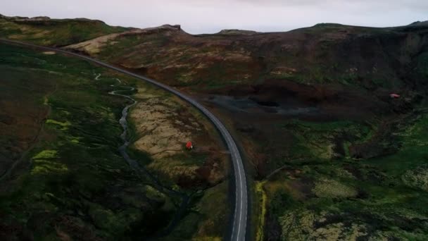 Plano aéreo de la épica carretera de montaña en la puesta del sol — Vídeo de stock