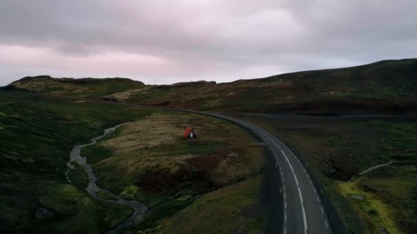 Plano aéreo de la épica carretera de montaña en la puesta del sol — Vídeo de stock