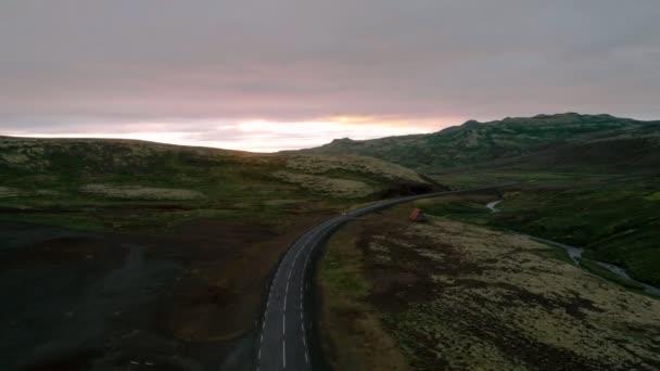 Vue aérienne de la route de montagne épique au coucher du soleil — Video