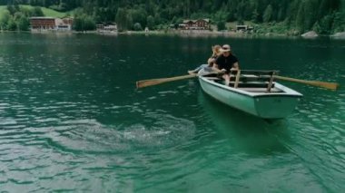 Alpine Lake teknede mutlu milenyal çift