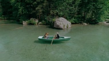 Alpine Lake teknede mutlu milenyal çift