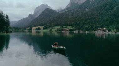 Alpine Lake teknede mutlu milenyal çift