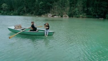 Alpine Lake teknede mutlu milenyal çift