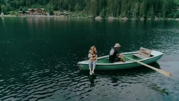 Счастливая тысячелетняя пара на лодке в Финском озере — стоковое видео