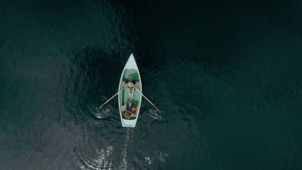 Ευτυχισμένο χιλιό ζευγάρι στο σκάφος στην αλπική λίμνη — Αρχείο Βίντεο