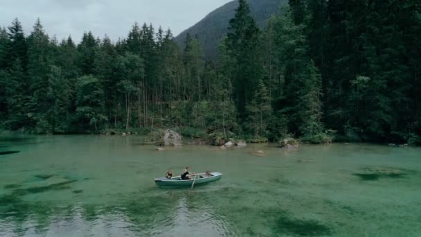 Felice coppia millenaria in barca nel lago alpino — Video Stock