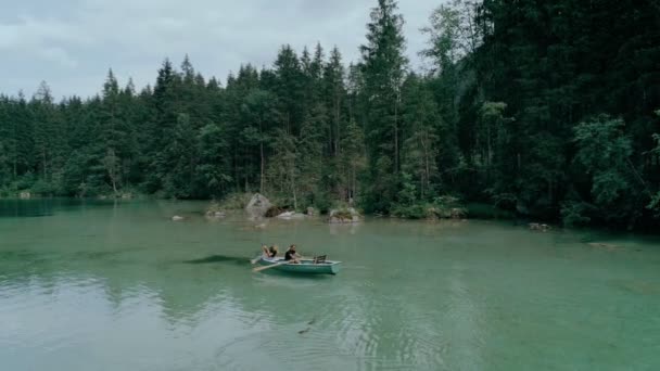 Gelukkige duizendjarige echtpaar op de boot in Alpine Lake — Stockvideo