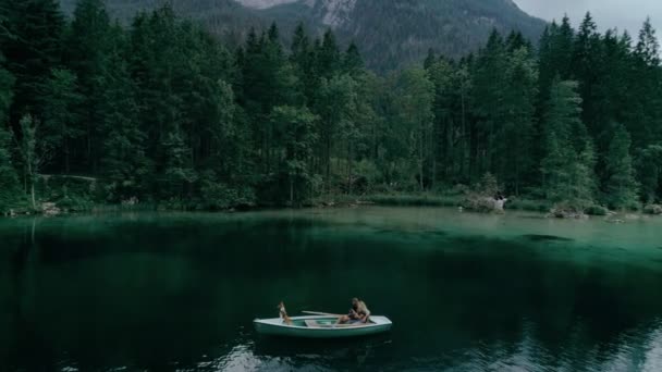 Happy millennial couple on boat in alpine lake — Stock Video