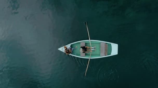 Heureux couple millénaire sur le bateau dans le lac alpin — Video