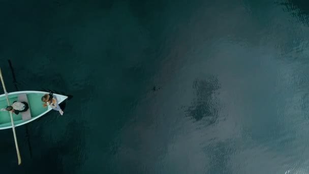 Heureux couple millénaire sur le bateau dans le lac alpin 