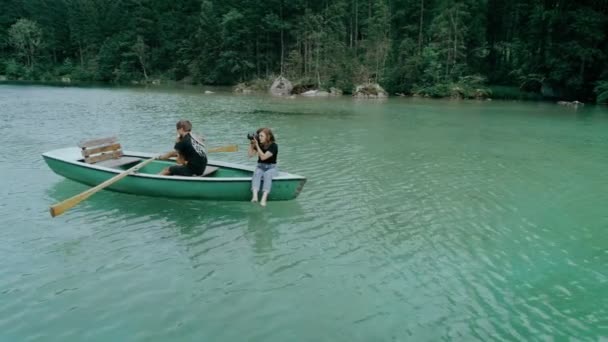 幸福的千年夫妇在高山湖的船上 — 图库视频影像