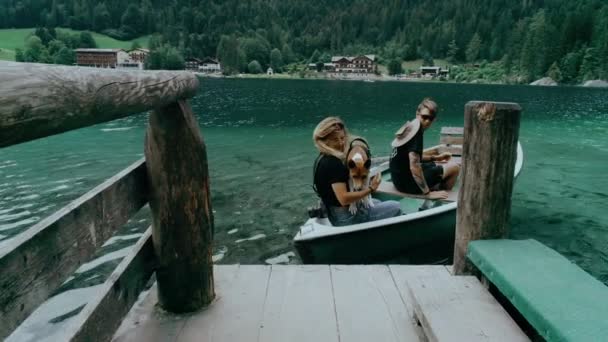 愚かでかわいい子犬がボートから岸にジャンプ — ストック動画