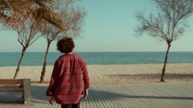 Romantik Çift içinde aşk içinde Promenade Walk ile köpek