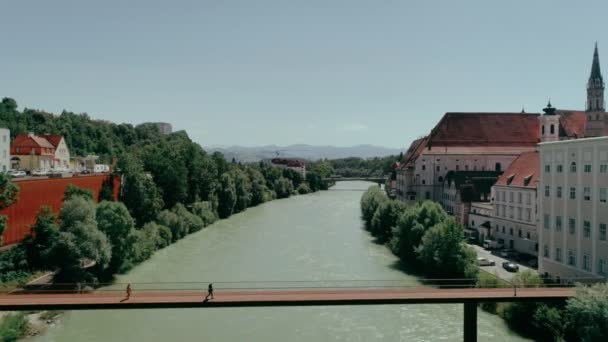 Γέφυρα πεζών σε μικρή ευρωπαϊκή πόλη — Αρχείο Βίντεο