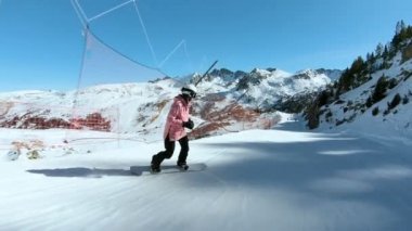 Güneşli eğim genç hipster kadın Snowboarder