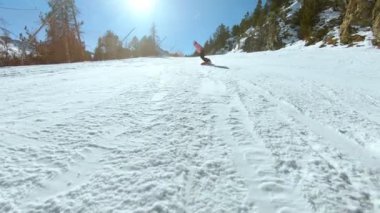 Güneşli eğim genç hipster kadın Snowboarder