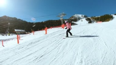 Güneşli eğim genç hipster kadın Snowboarder
