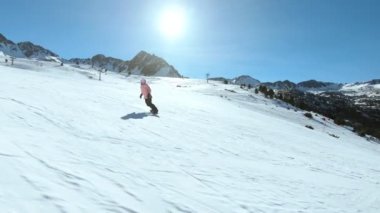 Güneşli eğim genç hipster kadın Snowboarder