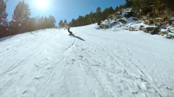 Jonge hipster vrouwelijke snowboarder op zonnige helling — Stockvideo