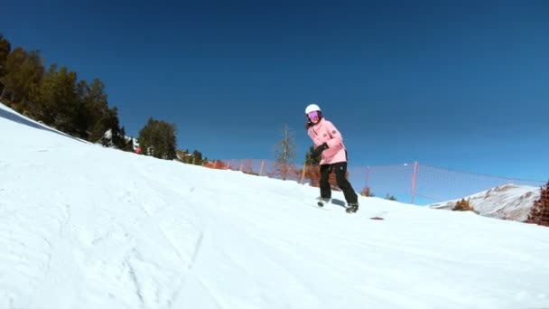 Jeune hipster femme snowboarder sur pente ensoleillée — Video