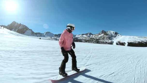 Jeune hipster femme snowboarder sur pente ensoleillée — Video