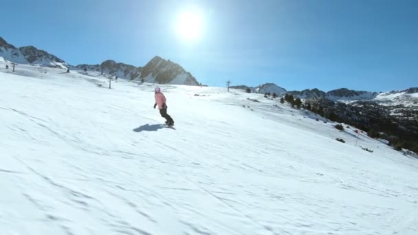 Jeune hipster femme snowboarder sur pente ensoleillée — Video