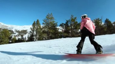 Güneşli eğim genç hipster kadın Snowboarder