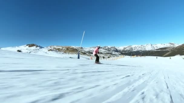 Молодая сноубордистка-хипстер на солнечном склоне — стоковое видео