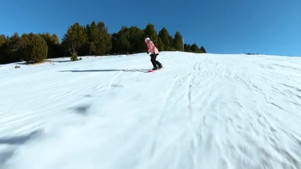 Молода гіпсокартонка сноубордистка на сонячному схилі — стокове відео