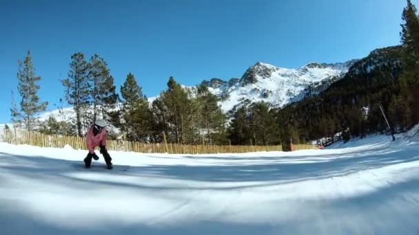 Unga hipster kvinnlig snowboardåkare på solig sluttning — Stockvideo