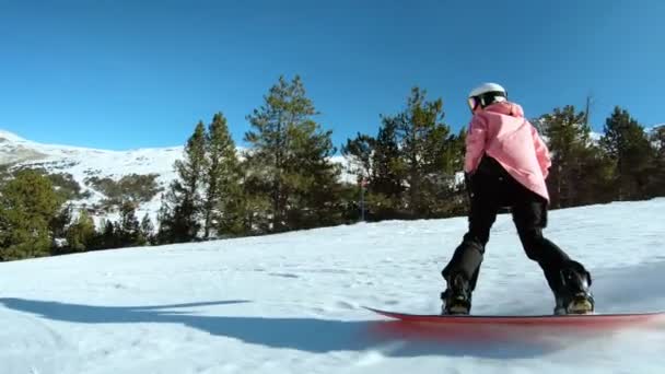 Joven hipster snowboarder femenino en pendiente soleada — Vídeos de Stock