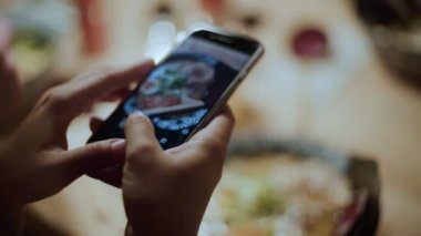 Gıda Blogger sosyal medya için ramen fotoğraf yapmak
