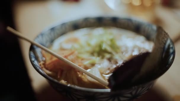 Blogger de comida hacer fotos de ramen para las redes sociales — Vídeos de Stock