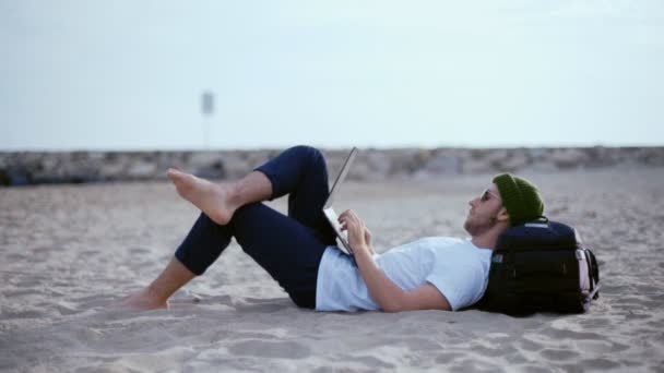 Na pláži u laptopu se pracuje na milenniálních Nomad — Stock video