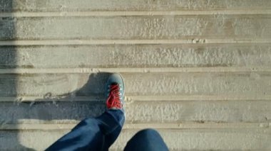 Ayakkabı veya botkumlu plaj boardwalk üzerinde yürümek