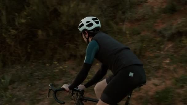 Ciclistas de carretera montando en el camino de montaña puesta de sol — Vídeos de Stock