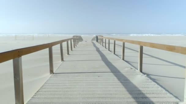 Klidný a poklidný výhled na písčitou prázdnou pláž — Stock video