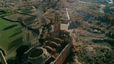 Kırsal kesimdeki köyün harabelerine drone atışı