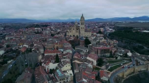 Lotnicze ujęcie magicznego baśniowego zamku na wzgórzu — Wideo stockowe