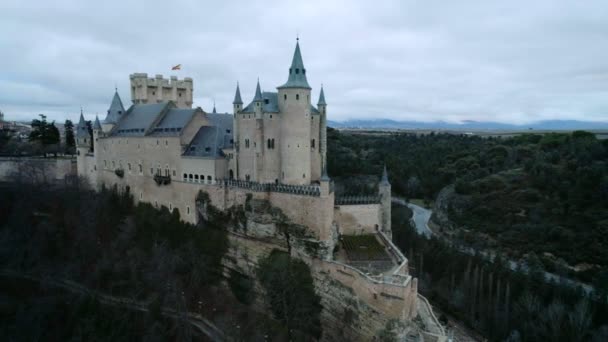 Tiro aéreo de castelo de conto de fadas mágico na colina — Vídeo de Stock