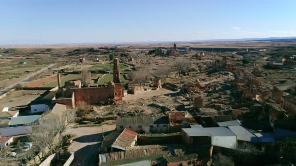 Drone disparo de ruinas del pueblo en el campo — Vídeo de stock