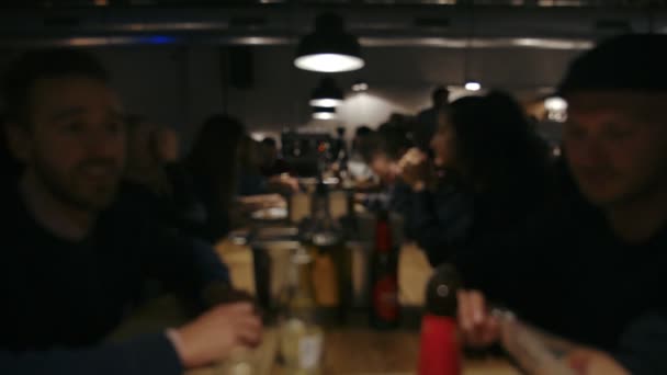 Unfocused blurred background people at restaurant — Stock Video