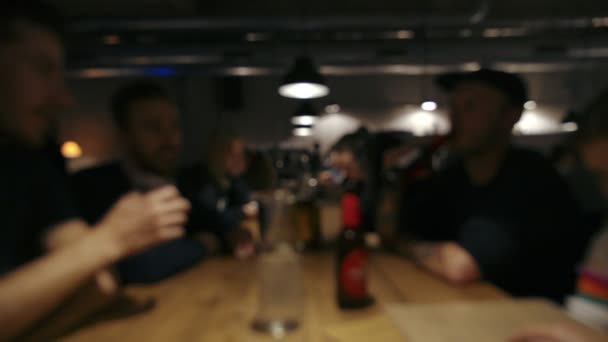 Ofokuserad dim bakgrunds personal på restaurang — Stockvideo