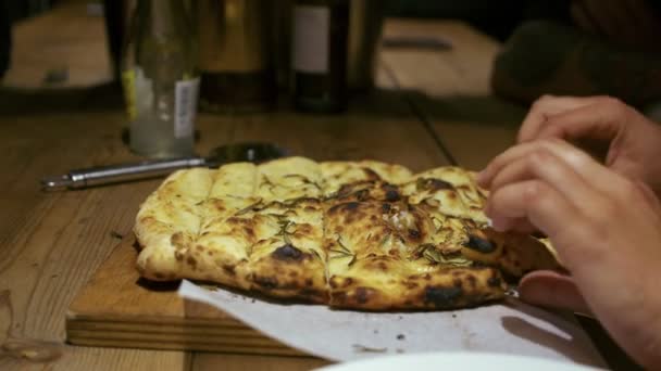 Grupo de amigos comparten pizza en el restaurante — Vídeos de Stock